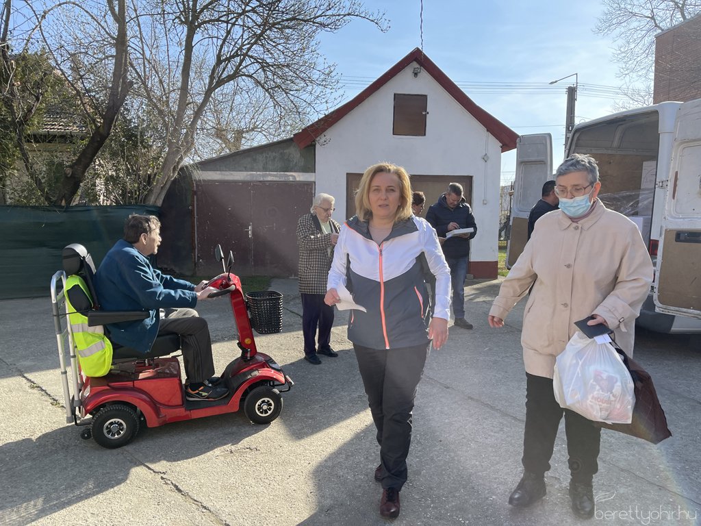 Adományosztás a családsegítő központban 05